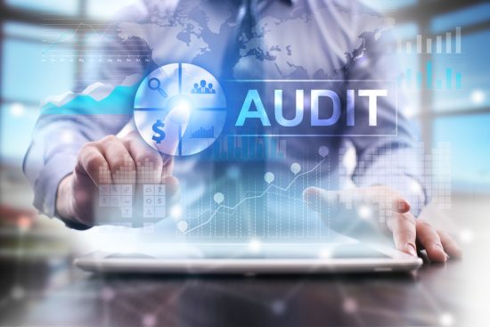Image d'une personne qui clique sur le titre "audit"